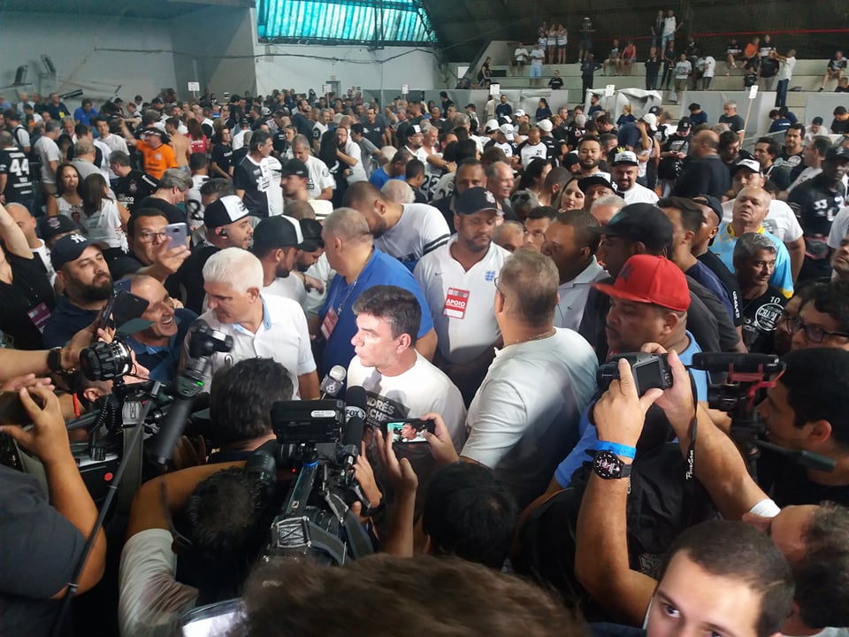 Após ser eleito, Andrés Sanchez leva “copada” em protesto