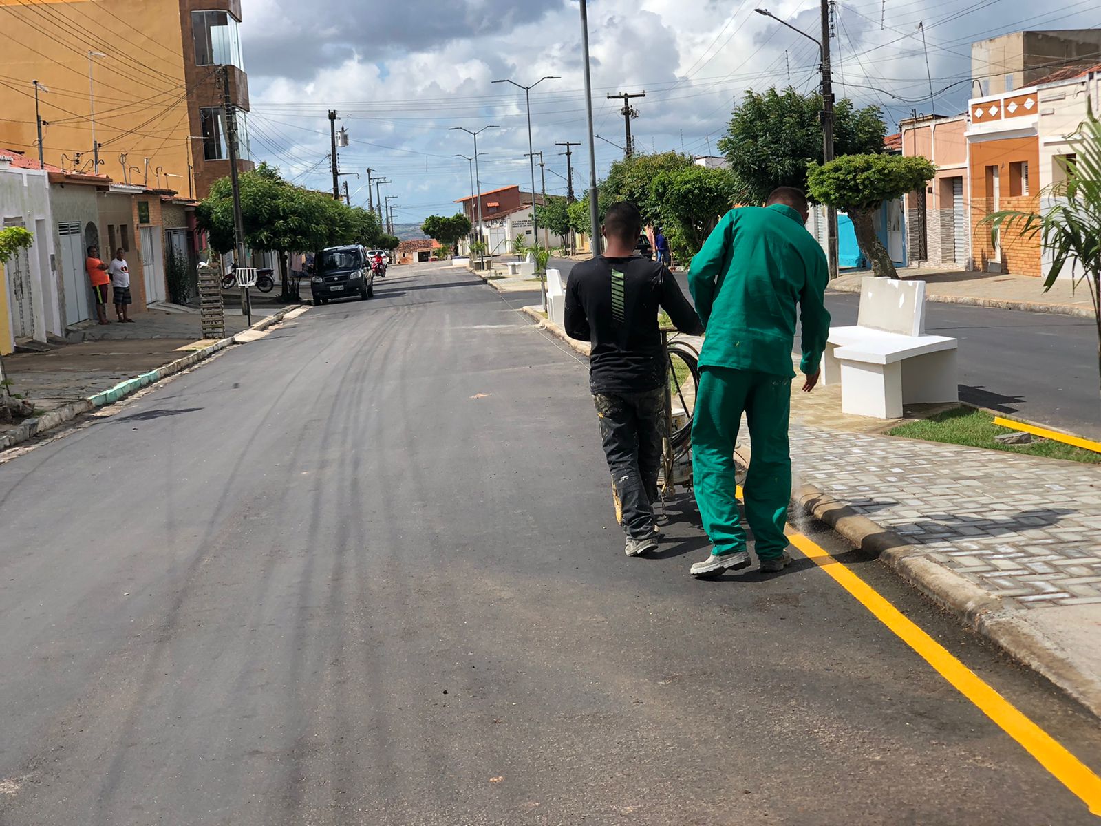 Após pavimentação, avenida Semeão Leal recebe sinalização horizontal