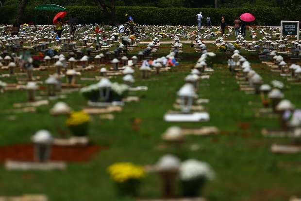Brasil tem recorde diário de mortes por covid em quase 1 mês