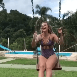 Curtindo as férias, Paolla Oliveira se diverte em balanço
