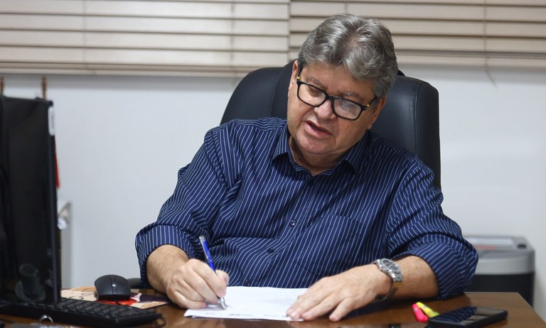 João Azevêdo autoriza obras de implantação do acesso ao Parque Pedra da Boca, em Araruna, e restauração da PB-073 no brejo paraibano