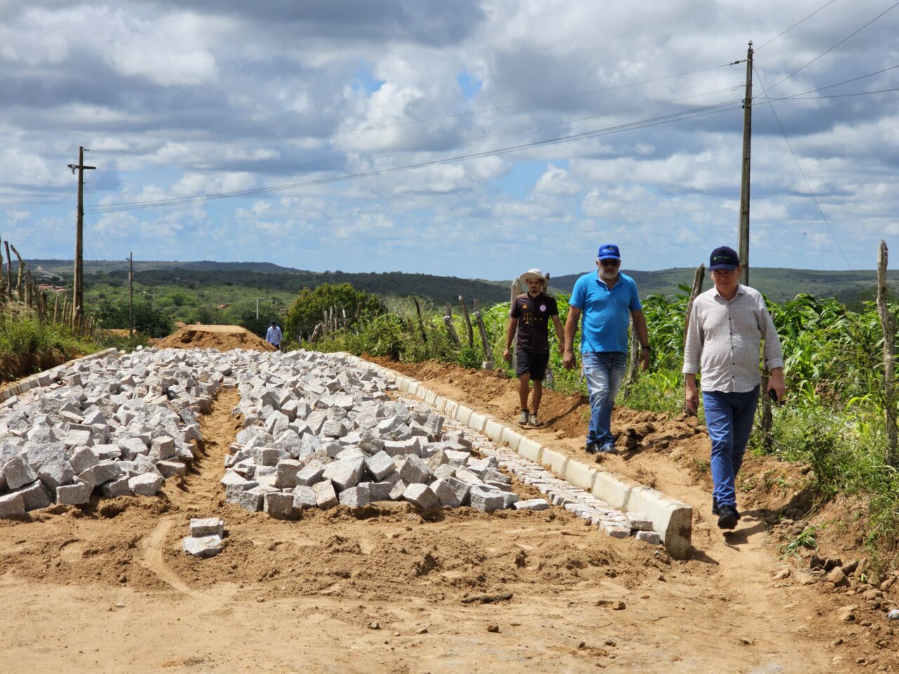 Prefeito Availdo Azevedo acompanha início da pavimentação de mais de 1km na comunidade Fazenda Nova