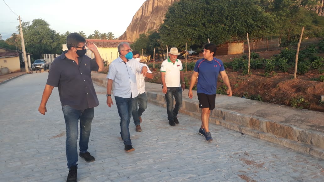 Prefeito de Araruna vistoria obras de pavimentação que dá acesso ao Santuário de Fátima na Pedra da Boca