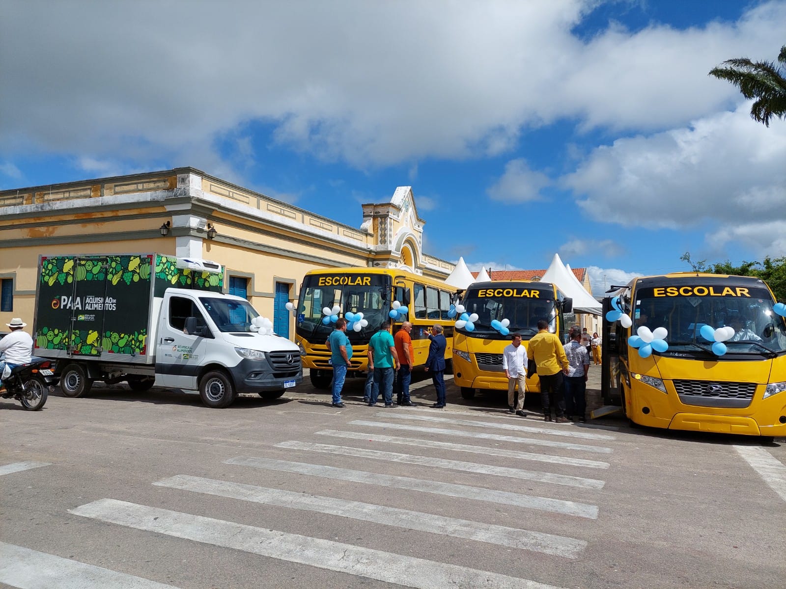 Prefeito Vital Costa, entrega três ônibus escolares à Secretaria Municipal de Educação
