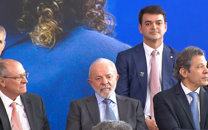 Lula sanciona lei que amplia isenção do IR para quem ganha até R$ 5 mil