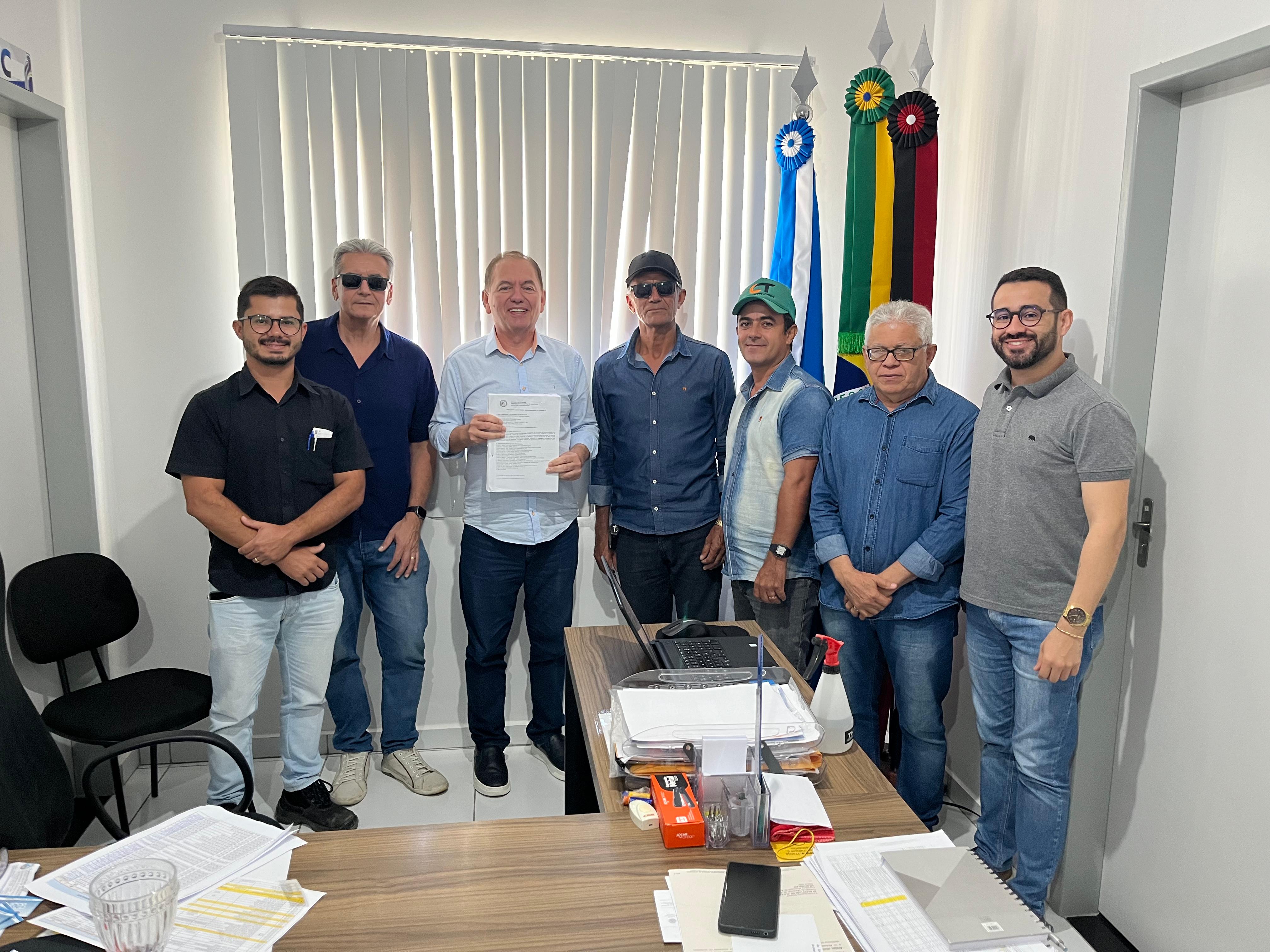 Prefeito Availdo Azevedo assina Ordem de Serviço para pavimentação a paralelepípedo na zona rural de Araruna
