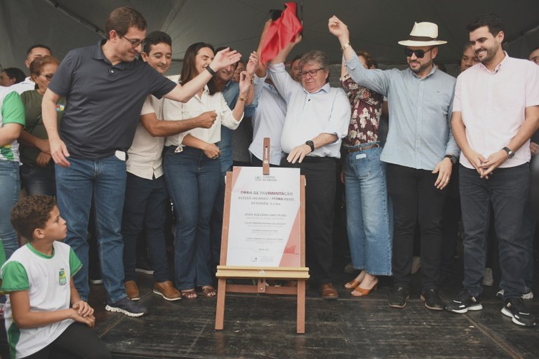 João Azevêdo entrega reforma de escola e pavimentação asfáltica em Pedro Régis e destaca presença do governo nos municípios
