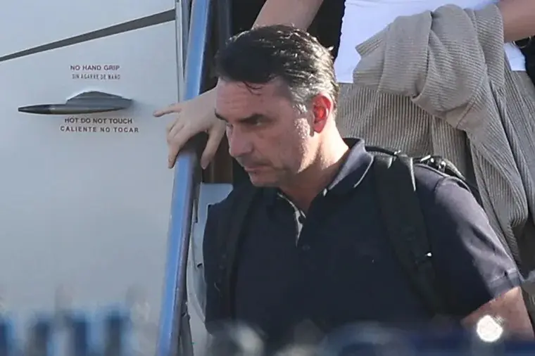 Após se declarar 'presidente eleito' em carta golpista, Flávio Bolsonaro recua e diz ser 'líder do Brasil'