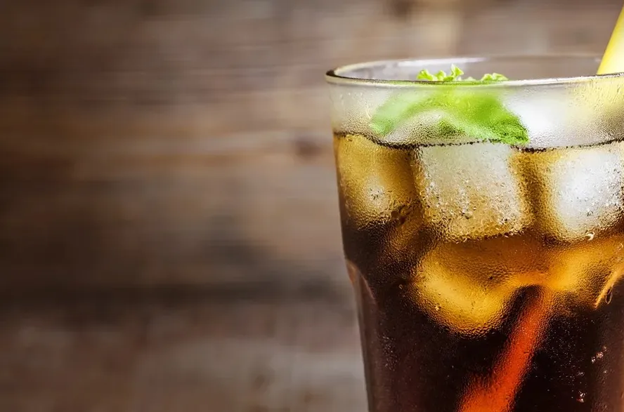 Bebidas açucaradas podem causar câncer de boca, alerta novo estudo; entenda