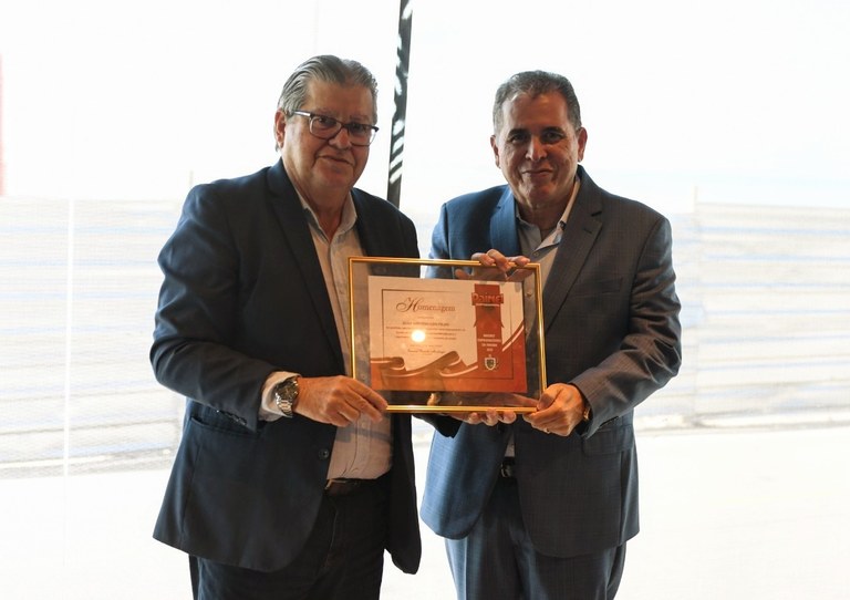 João Azevêdo é homenageado pela Revista Painel Empresarial pelos investimentos em infraestrutura e resultados da economia do Estado