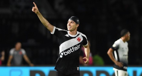 Vasco encerra jejum de 14 anos, vence o Corinthians em casa e sobe para 10º