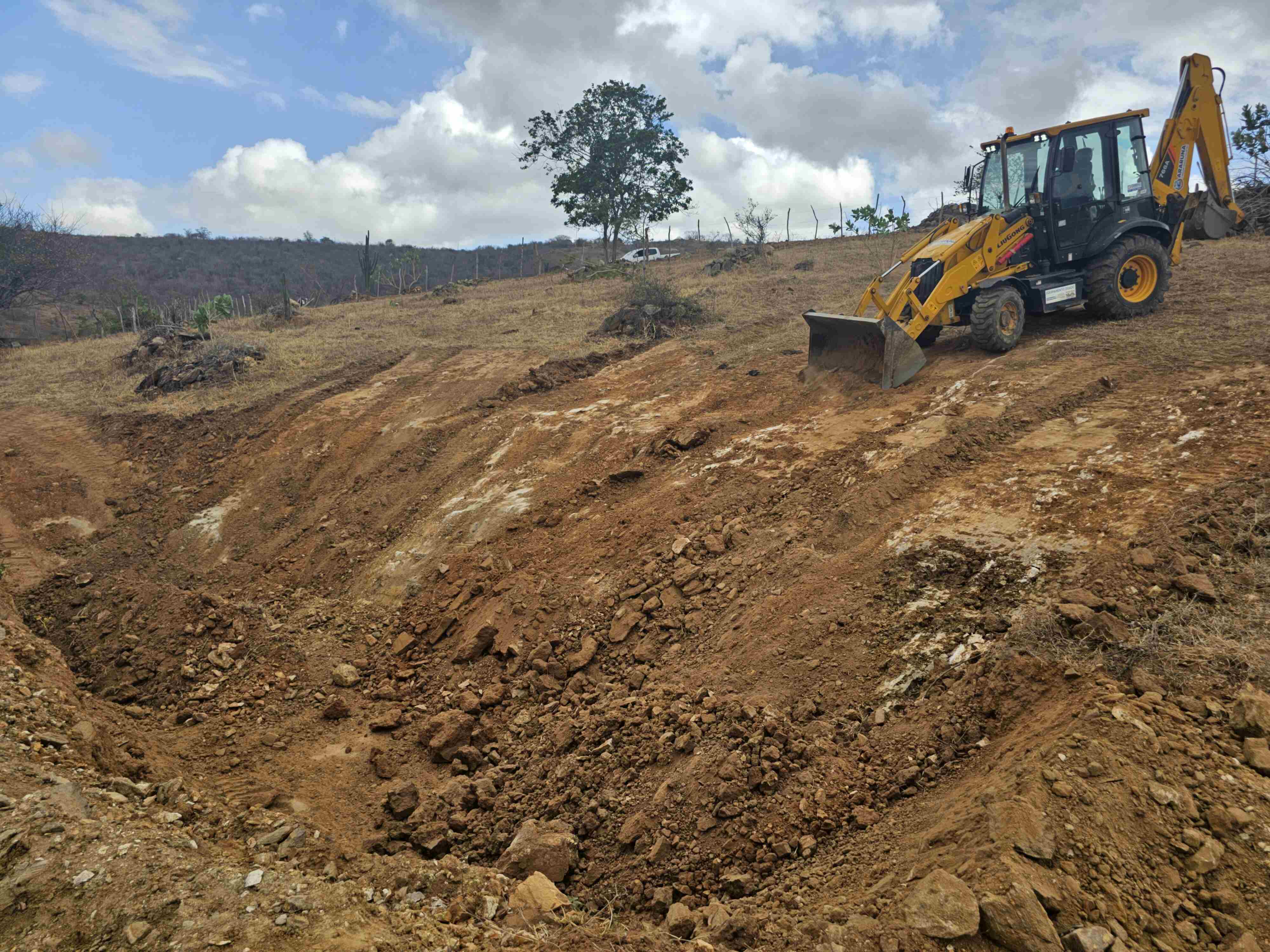Prefeito Availdo Azevedo acompanha construção de barreiros na comunidade Lagoa de Fora e reforça compromisso com o homem do campo
