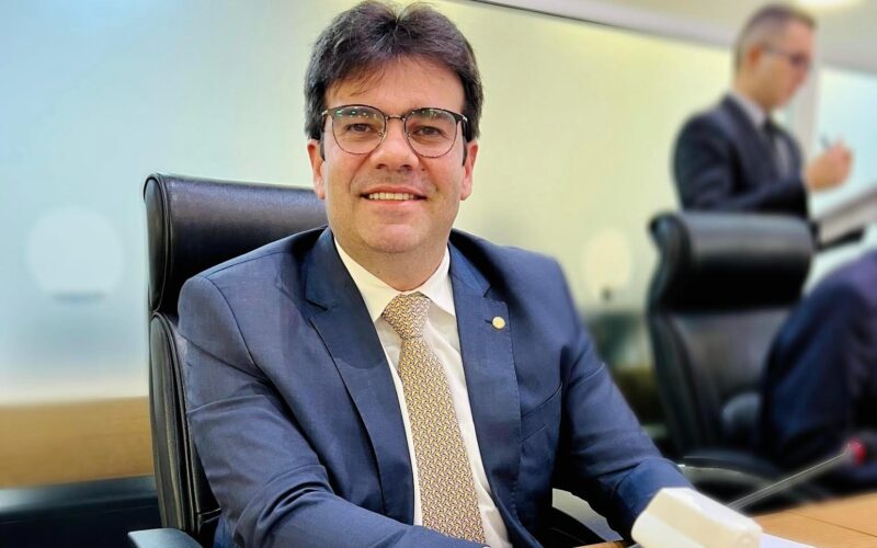 Eduardo Carneiro propõe política de apoio a gestantes e puérperas com câncer