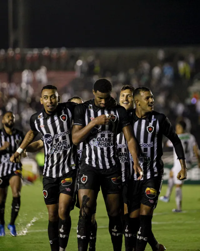 Botafogo marca no final, derrota Ferroviário e segue na liderança da Série C