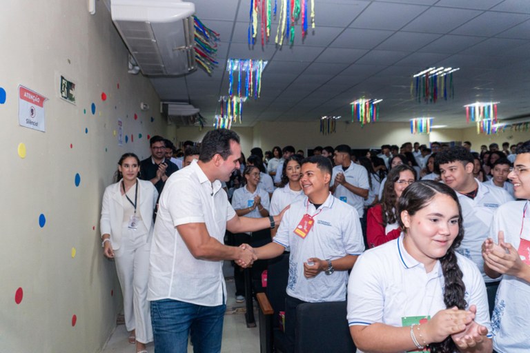 Lucas Ribeiro acompanha retorno às aulas e reforça investimentos na educação da PB
