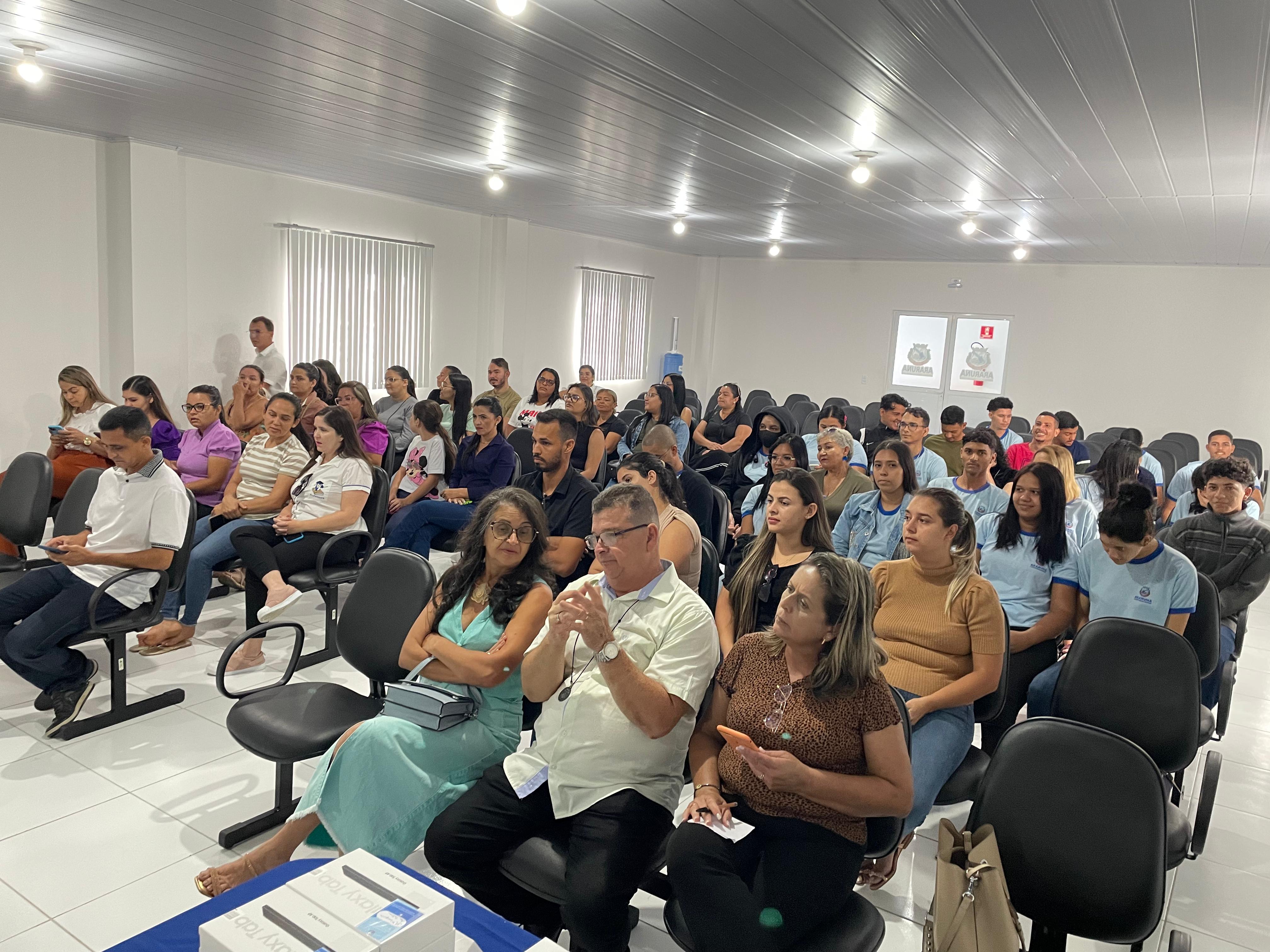 Em Araruna, professores e alunos do PEJA recebem tablets