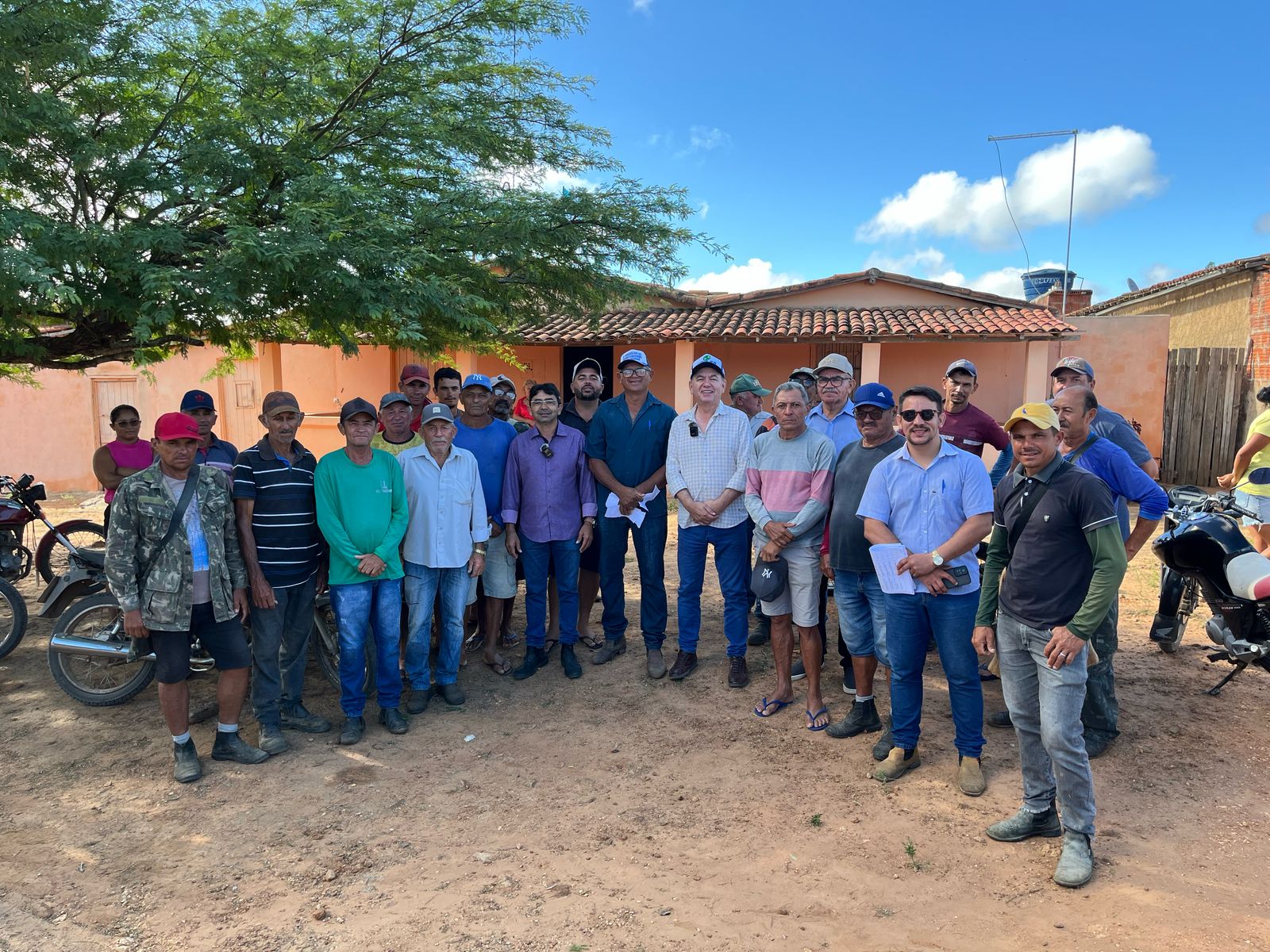 Prefeitura de Araruna realiza serviços de corte de terra em diversas localidades da zona rural e prefeito comemora 1000 horas