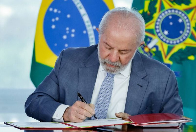 Às vésperas das eleições, Lula anuncia aumento no Bolsa Família