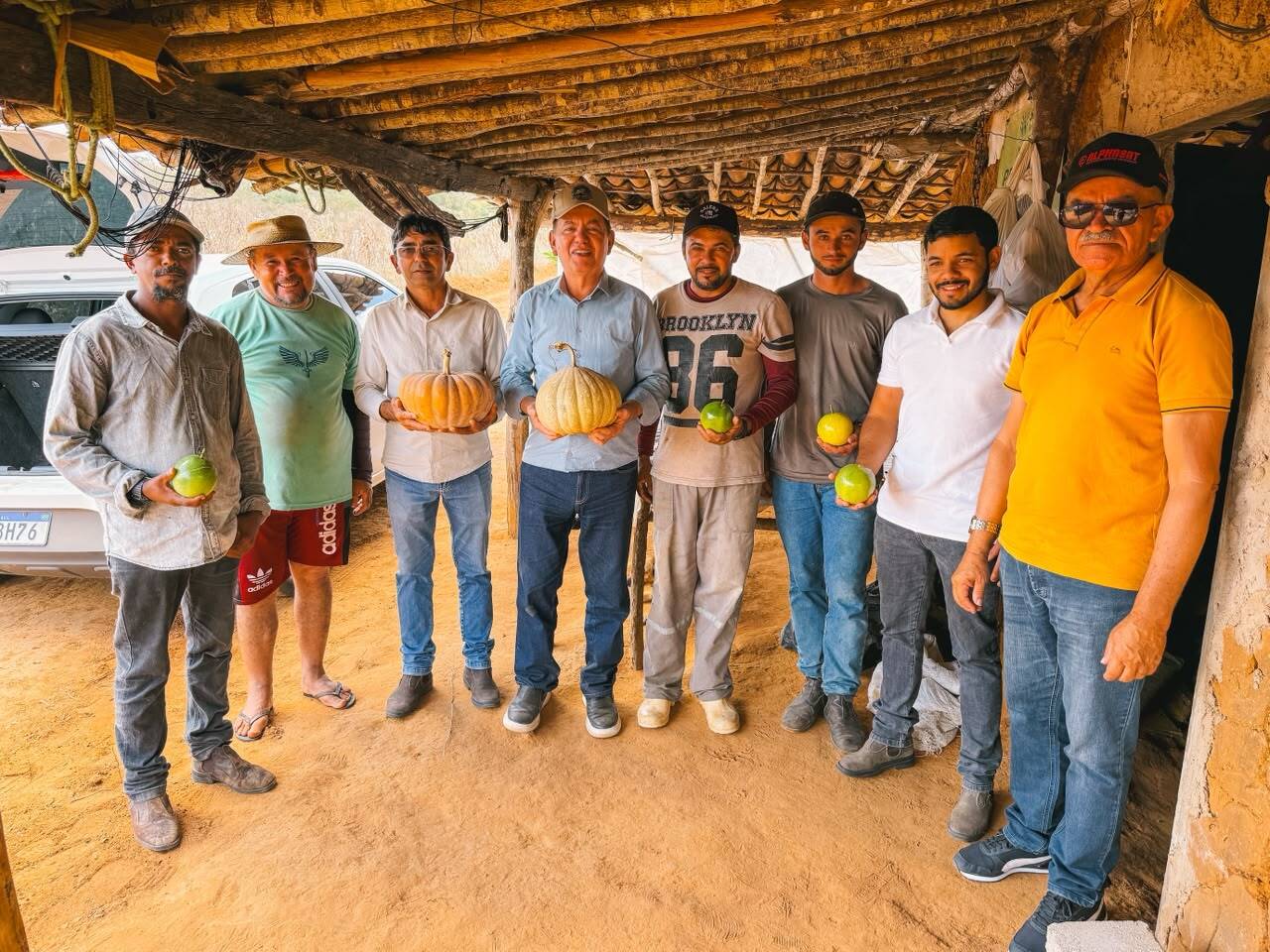 VÍDEO: Prefeito Availdo Azevedo visita produtores rurais e acompanha cultivo de maracujá em Araruna