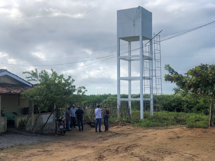 Prefeito Vital Costa e secretário de infraestrutura vistoriam obras que levarão água para agrovilas do Limão
