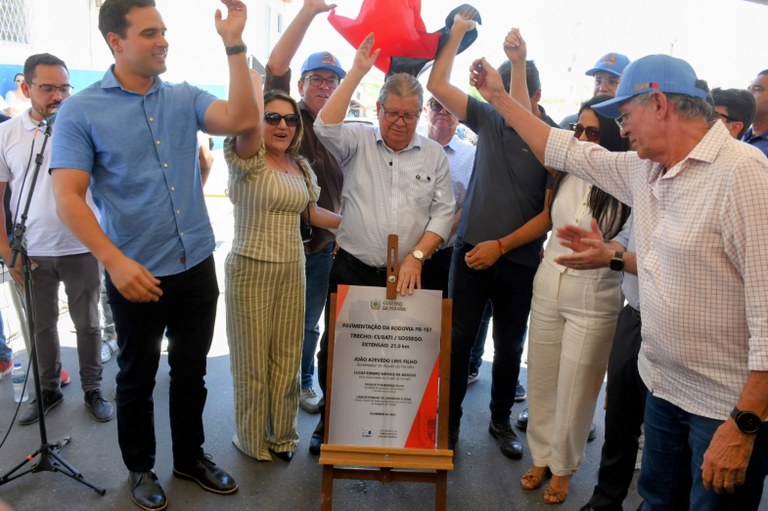 João Azevêdo entrega estrada em Cubati, inspeciona obras e assina convênio para ampliação do mercado público de Cuité