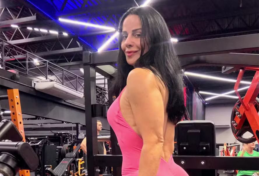 De look Barbie core a vácuo, Viviane Araujo mostra treino e 'bumbum na nuca'