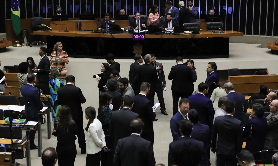 Plenário da Câmara derruba decreto de Lula sobre IOF