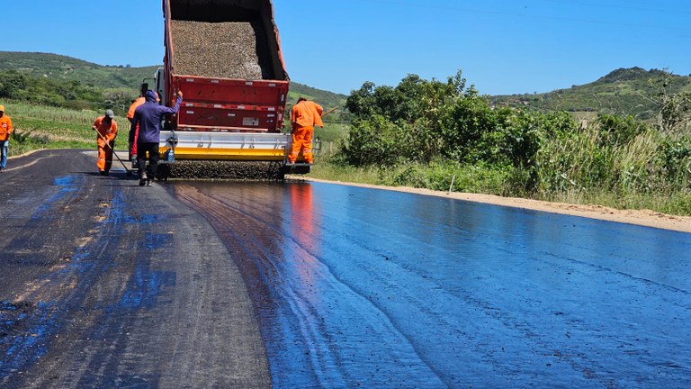 Governo da Paraíba avança na pavimentação da rodovia que beneficia o turismo em Araruna