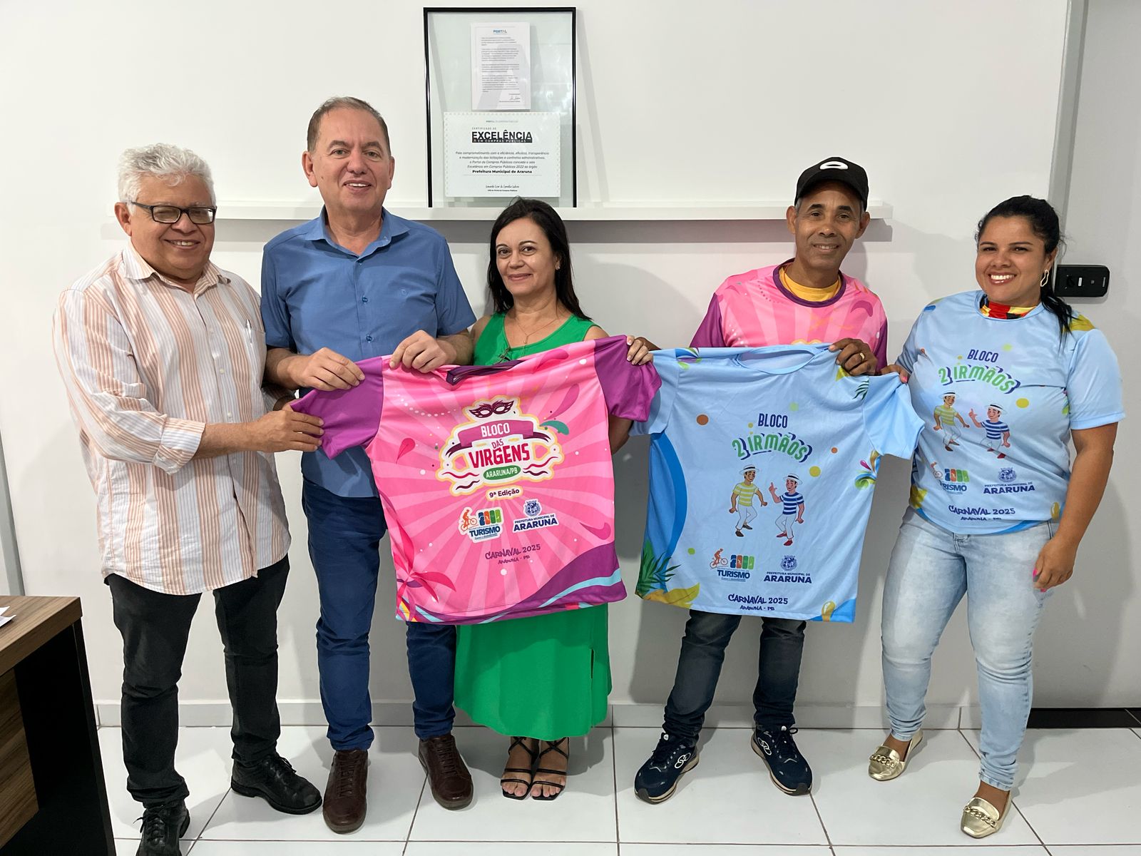 Prefeito Availdo Azevedo faz entrega de abadás para os blocos de carnaval de Araruna; confira a programação