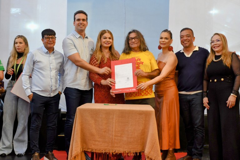 Primeira-dama e vice-governador prestigiam desfile em homenagem ao macramê e participam de assinatura de contratos do Empreender-PB