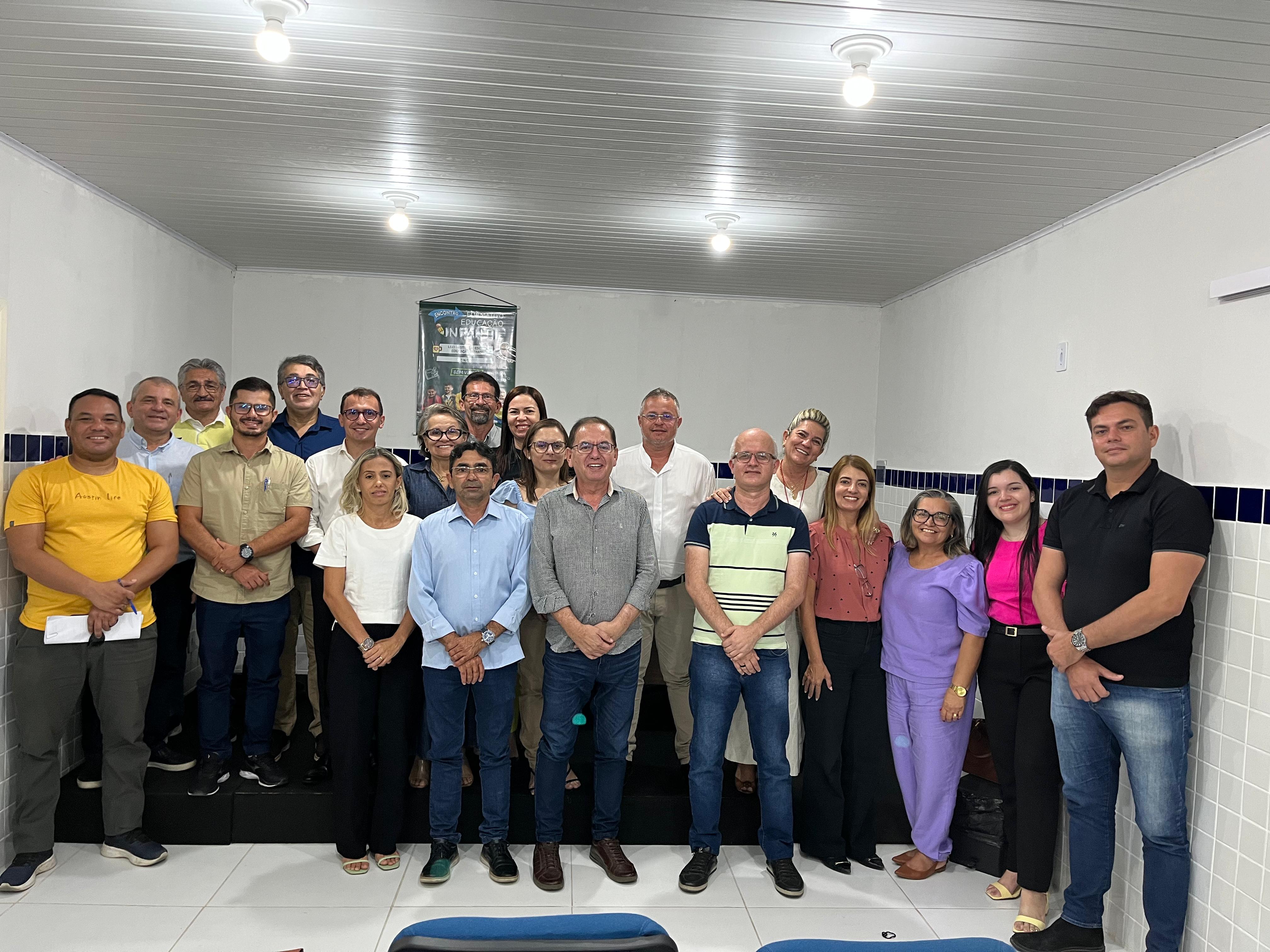 Após tomar posse Prefeito Availdo Azevedo faz sua primeira reunião com secretariado