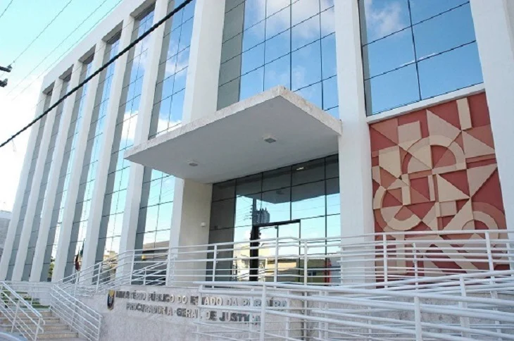 Prefeita Aline Barbosa de Lima assina TAC com MPPB e garante reduzir contratados e realizar concurso público em Belém