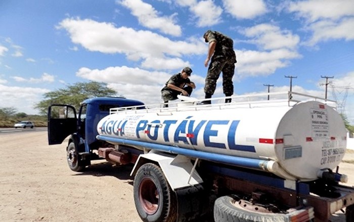 Prefeito Vital Costa rebate Vereadores de oposição que tentam acabar programa de Carro Pipa do exército na zona rural de Araruna