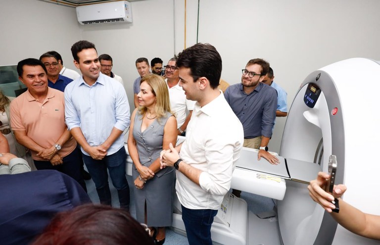 Lucas Ribeiro entrega tomógrafo no Hospital de Queimadas e parque para prática de esportes em Campina Grande