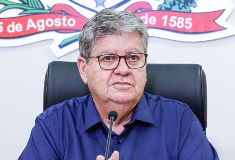 João Azevêdo anuncia pagamento da primeira parcela do 13º e salários de maio e junho dos servidores, somando mais de R$ 2,11 bilhões