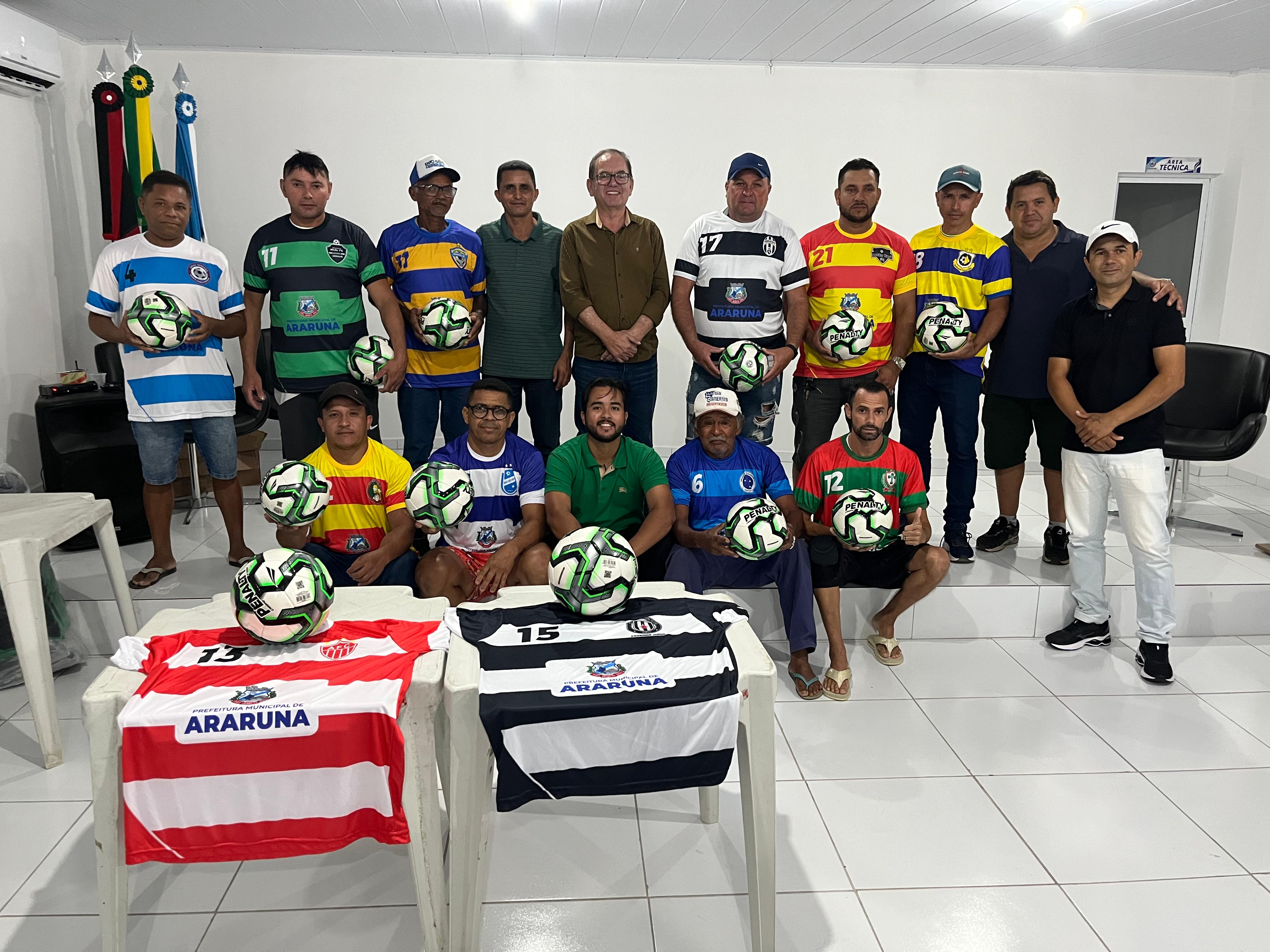 Prefeito Availdo Azevedo entrega material esportivo para as 12 equipes que disputam a Copa Araruna de futebol 2025