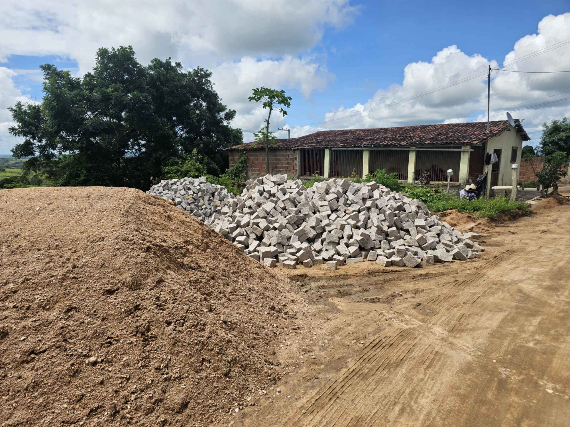 Prefeito Availdo Azevedo acompanha obras de pavimentação na Ladeira do Maquiné
