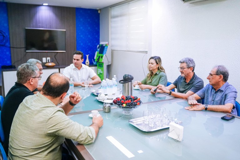 Lucas Ribeiro reforça compromisso com o desenvolvimento econômico em encontro na CDL de Campina Grande