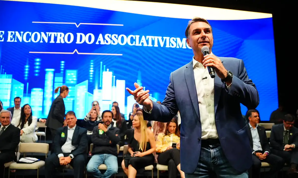 Flávio faz visita ao pai em prisão domiciliar e recebe apoios em São Paulo
