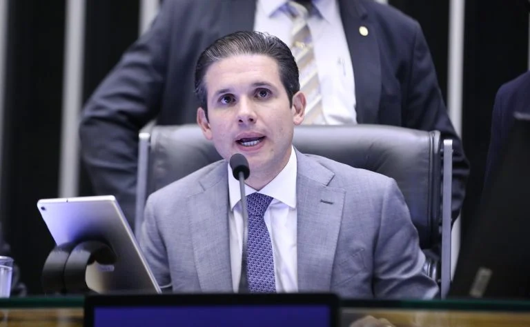Após reunião com Lula e líderes da Câmara, Hugo Motta decide que PL da anistia não será pautado em regime de urgência