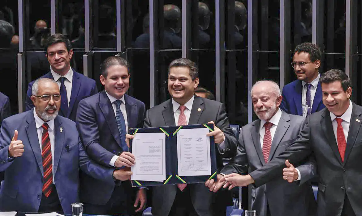 PEC da escala 6×1 é promulgada com Lula, Hugo Motta e Alcolumbre em sessão solene