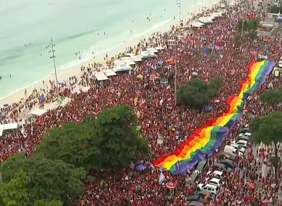 Apoiadores de Lula fazem ato em Copacabana, na Zona Sul do Rio de Janeiro