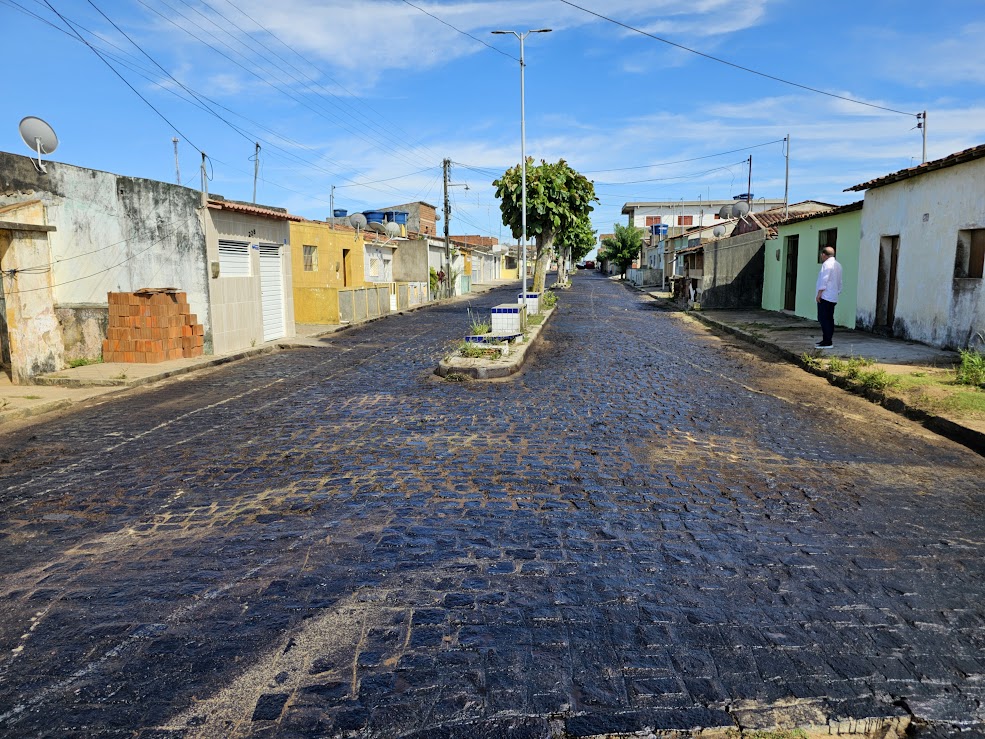 Serviço de pavimentação asfáltica é iniciado e beneficia população com melhor mobilidade em Araruna