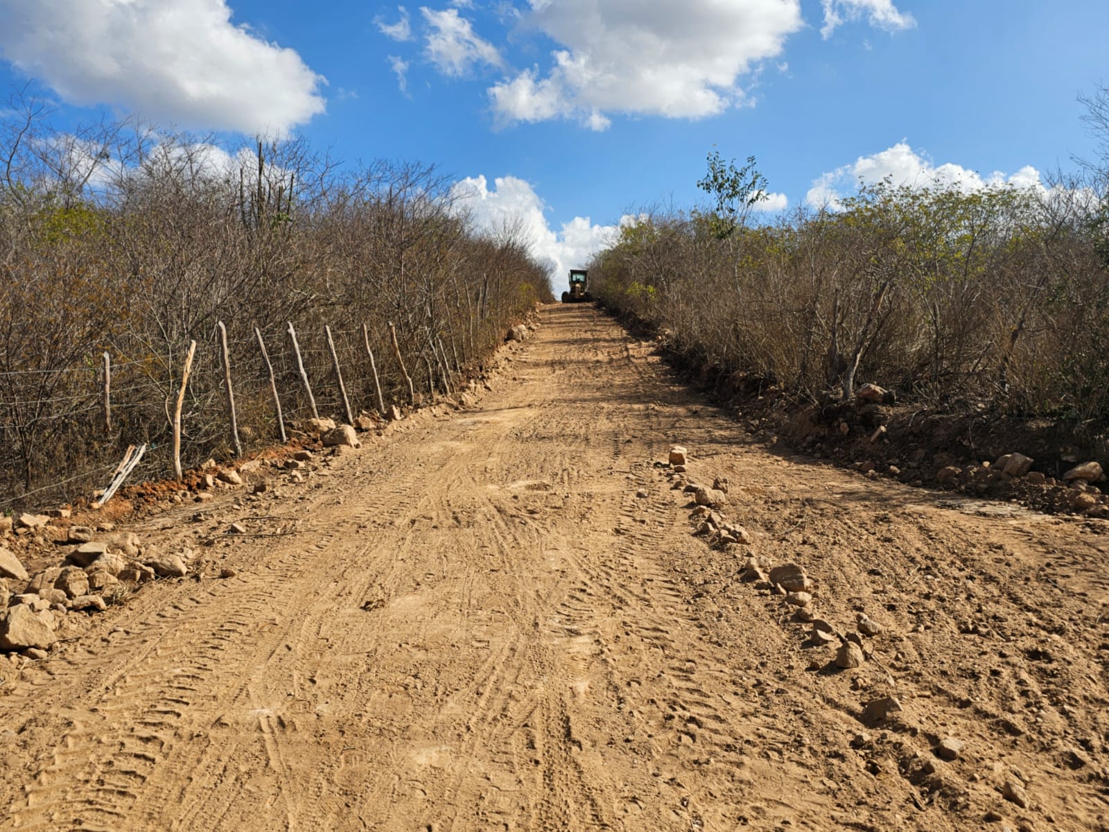 Prefeitura inicia pavimentação da Ladeira do Escondido, ligando Sítio Camucá ao Assentamento Barbaço
