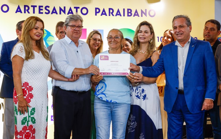 João Azevêdo assina contratos do Empreender para concessão de R$ 860 mil em créditos a artesãos e empreendedores