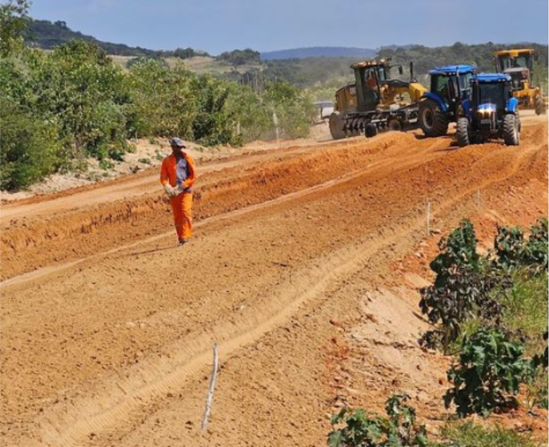 Seguem as obras de pavimentação na rodovia do Parque Pedra da Boca em Araruna