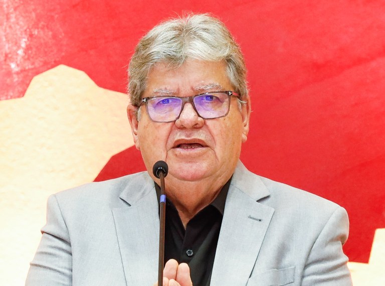 João Azevedo anuncia concurso com duas mil vagas para professor; salário inicia em R$ 6,9 mil