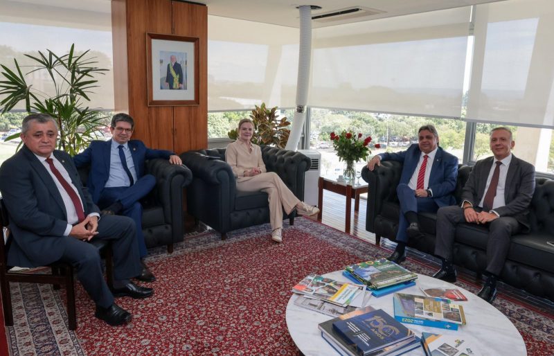 Aguinaldo Ribeiro discute Orçamento de 2025 com ministra Gleisi e líderes no Planalto