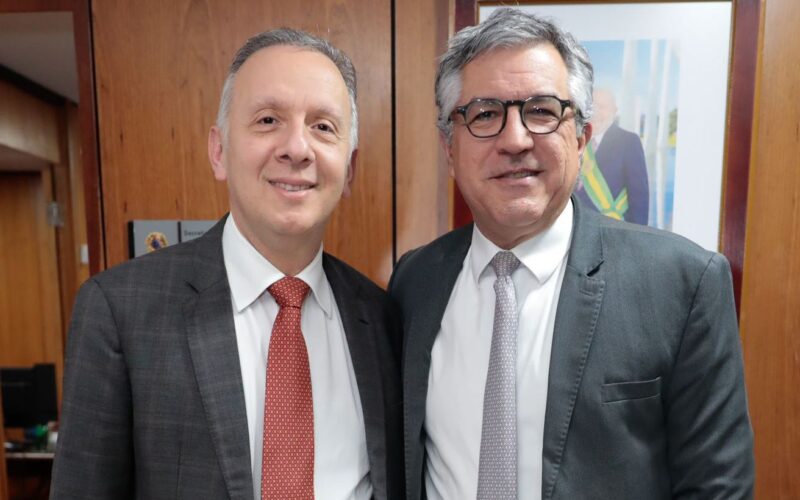 Deputado Aguinaldo Ribeiro se reúne com ministro Alexandre Padilha em busca de investimentos para a PB