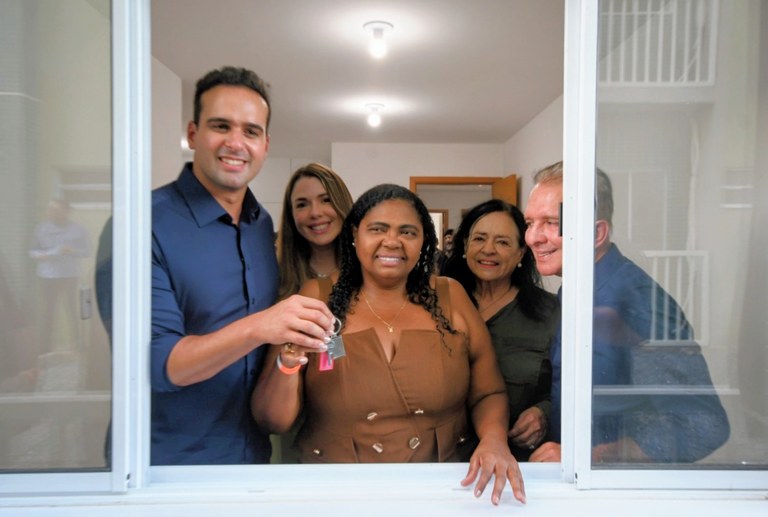 Governador Lucas Ribeiro entrega apartamentos e assegura moradia digna a famílias de Patos